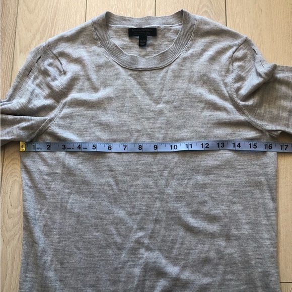 Banana Republic 100% Merino Wool Eyelet Sleeve Light Sweater in Grey Size M - Picture 4 of 11